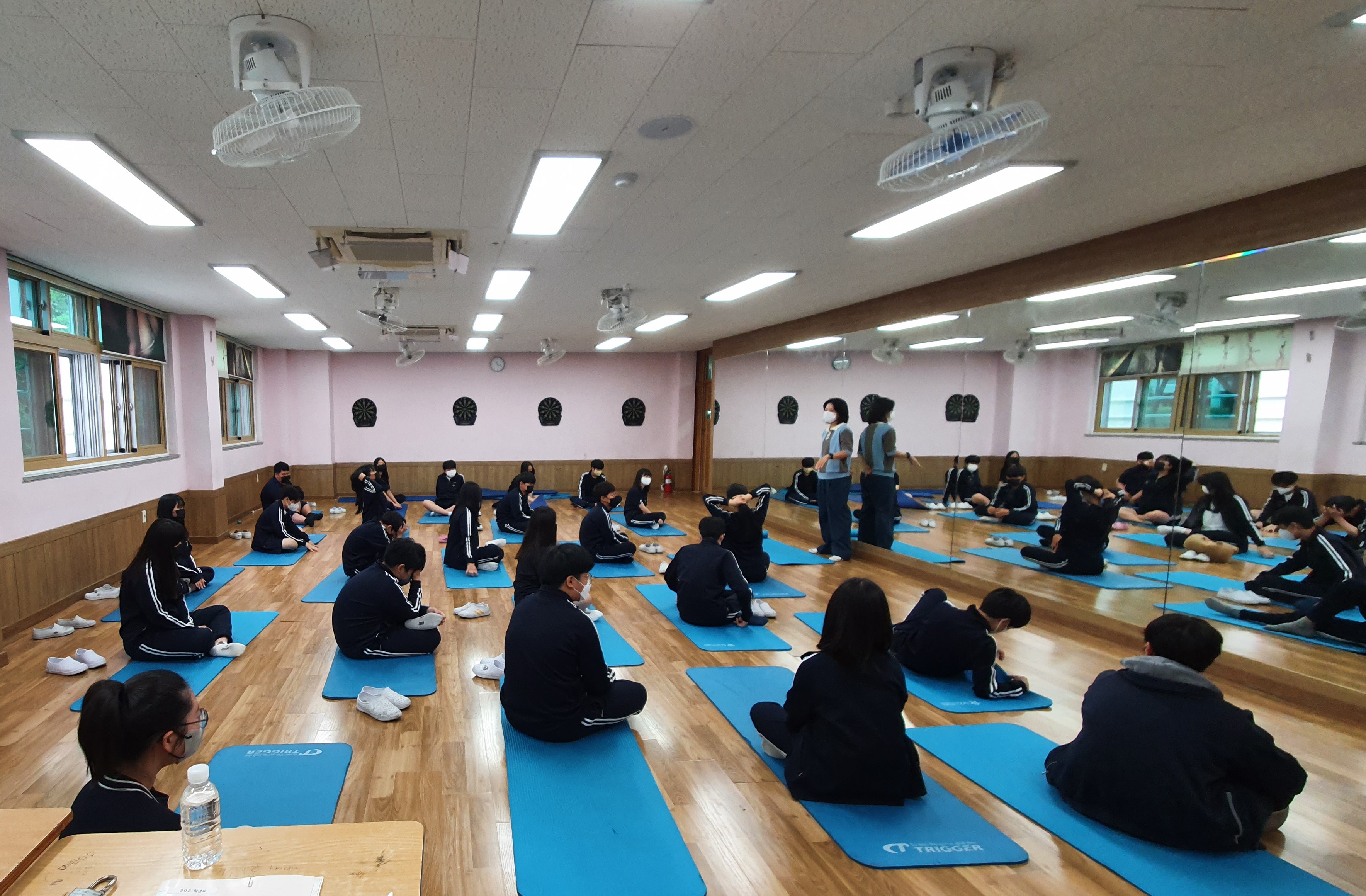 2학년 필라테스 스포츠 수업